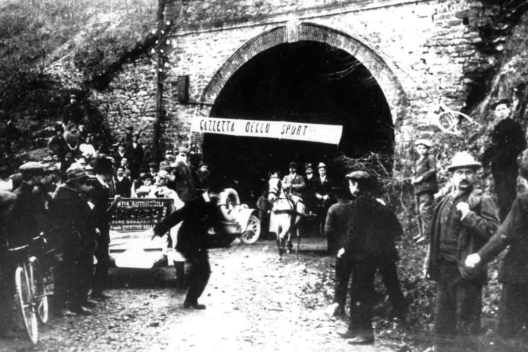 La première : en 1907, lors de la première édition de la course cycliste Milan-San Remo, des spectateurs attendent les acteurs au col de Turchino. A l'époque, les courses cyclistes étaient encore des aventures avec de nombreux impondérables, les coureurs n'avaient pas le droit d'accepter de l'aide en cas de panne.