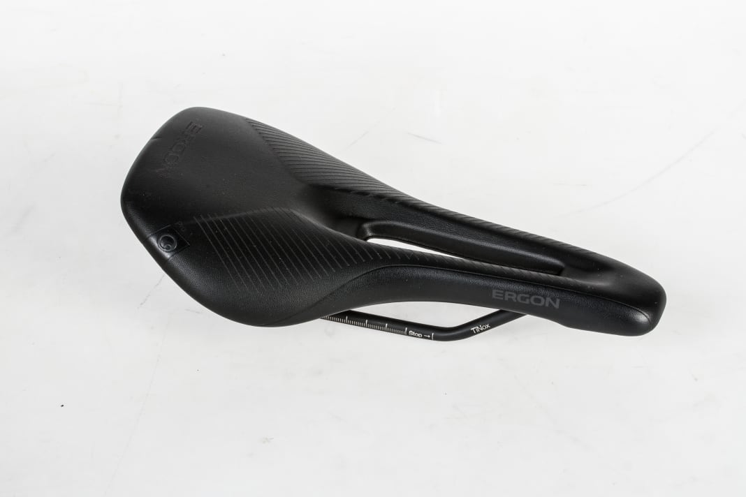 Ergon SR Women Pro S
	Un coup de maître ; la pression est bien répartie dans toutes les positions et procure toujours un bon maintien et le revêtement est bien adhérent ; même sur un sol rugueux, la selle amortit bien ; la forme est bien cintrée, de sorte que les cuisses peuvent bouger librement sans frotter ; la plage de réglage de la monture offre une grande marge de manœuvre Prix : 130 euros