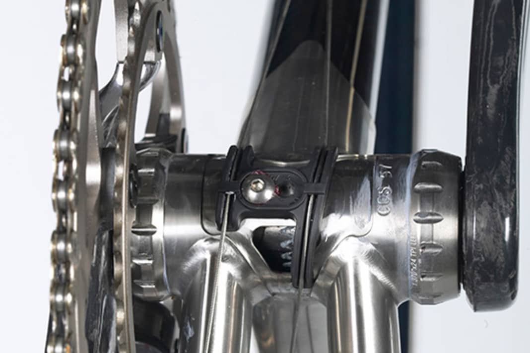 1. Ist an der Unterseite des Tretlagergehäuses eine Bohrung vorhanden, kann eingedrungenes Wasser ablaufen, der Rahmen trocknet von alleine aus. Früher war das üblich, viele Rahmenkonstrukteure haben diese alte Tugend des Stahlrahmenbaus offensichtlich vergessen.