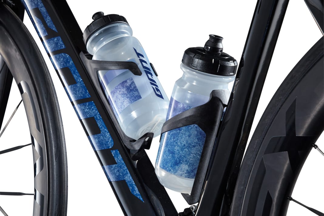 Selbst die Flaschenhalter hat Giant auf Windschnittigkeit optimiert. Alle Propel-Modelle werden damit ausgeliefert.