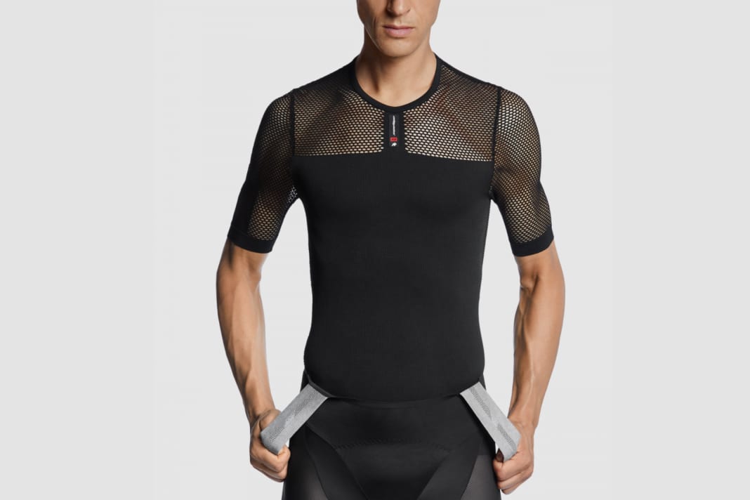 Ein eng anliegendes Unterhemd...