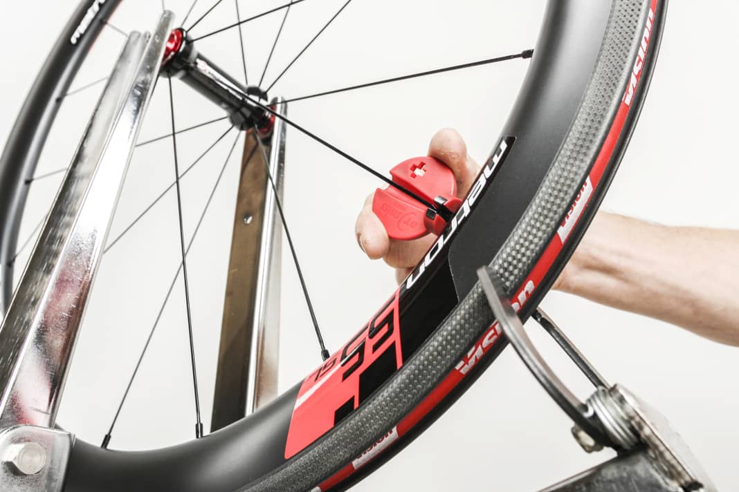 Lorsque la roue d'un vélo de course n'est plus droite, elle doit être recentrée. TOUR vous montre comment y parvenir facilement, même pour les débutants. 