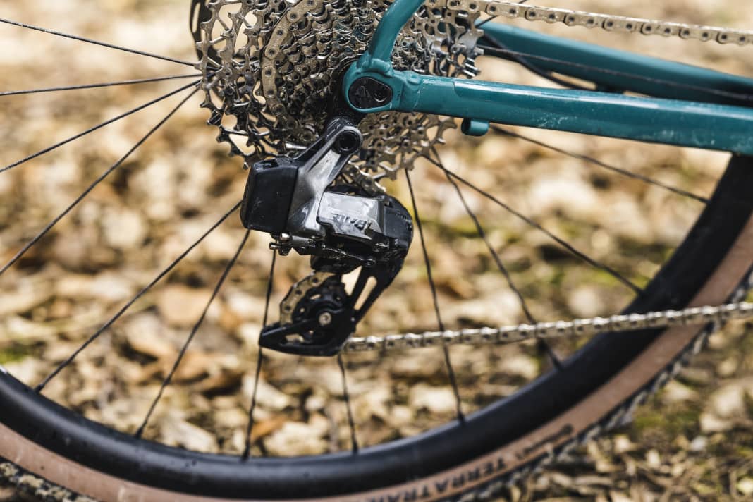 Inhabituel dans cette catégorie de prix : le Grail 7 change de vitesse avec un dérailleur radio SRAM.