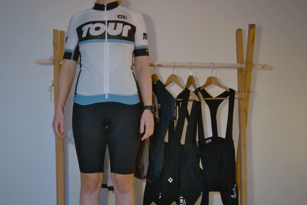 Porter un maillot de cycliste lors d'un entraînement sur roulettes....