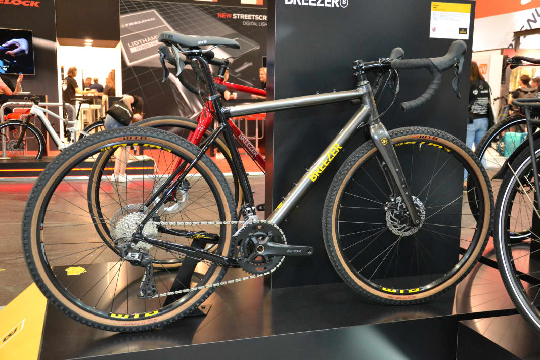 The frame is not designed in two colours for no reason; it can be folded for transport at the colour change.