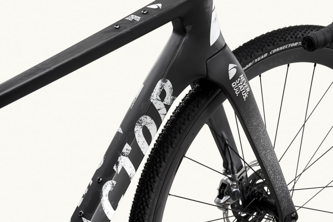 Eines der wichtigsten Entwicklungsziele war laut Factor die Aero-Optimierung - und das sieht man dem Ostro Gravel speziell am Steuerrohr und der flächigen Gabel an. 