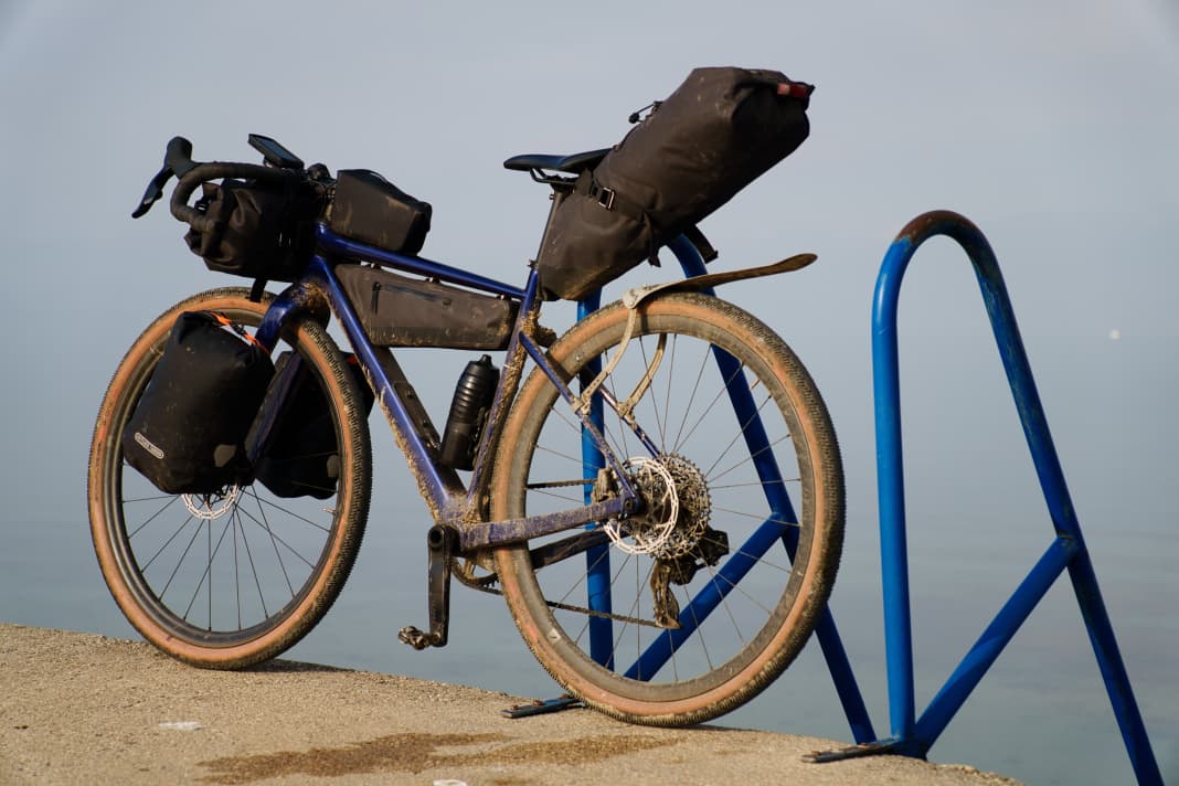 Le Fara F/Gravel avec les sacoches spéciales pour le bikepacking pendant notre test.