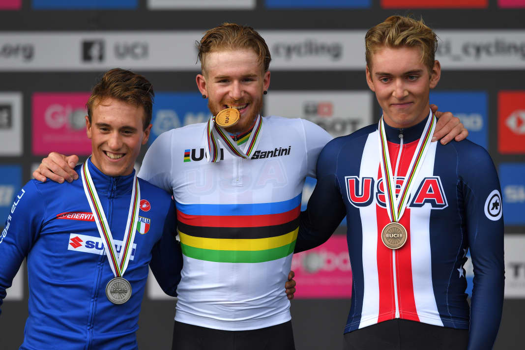 Stationen von Magnus Sheffield: 2019 bei der Rad-WM in Harrogate. Sheffield (rechts im Bild) holt Bronze im Straßenrennen der Junioren hinter Quinn Simmons (USA) und Alessio Martinelli (Italien)