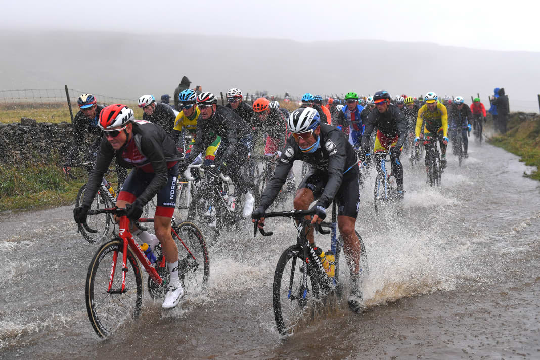 Professionals never ride with a mudguard, although it wouldn't help in this situation anyway
