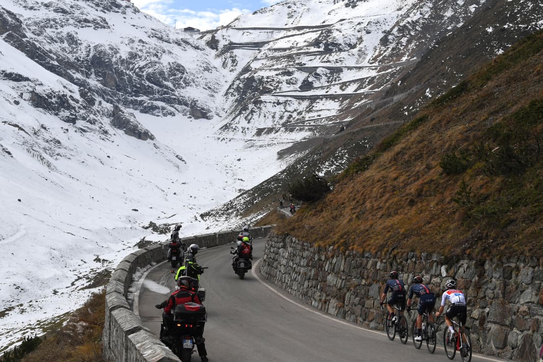 Avec ses 48 virages, la rampe nord-est du Stelvio au départ de Prad est considérée comme l'une des routes de col les plus spectaculaires des Alpes ...