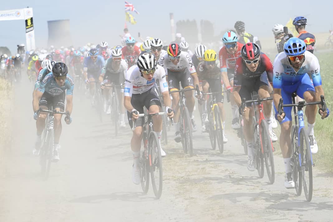 The battle for the best positions in the field of riders is particularly fierce on the cobblestones