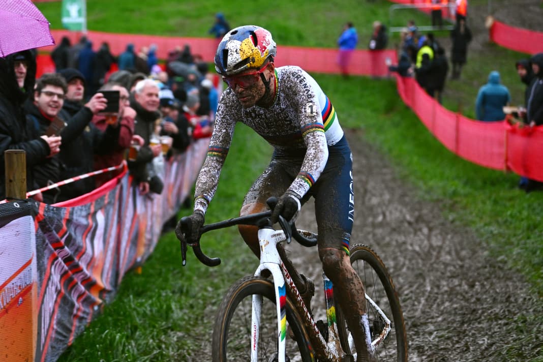 Pidcock a fêté un début de saison réussi lors de la course de la coupe du monde cyclo-cross UCI à Overijse. Il s'est finalement classé deuxième.