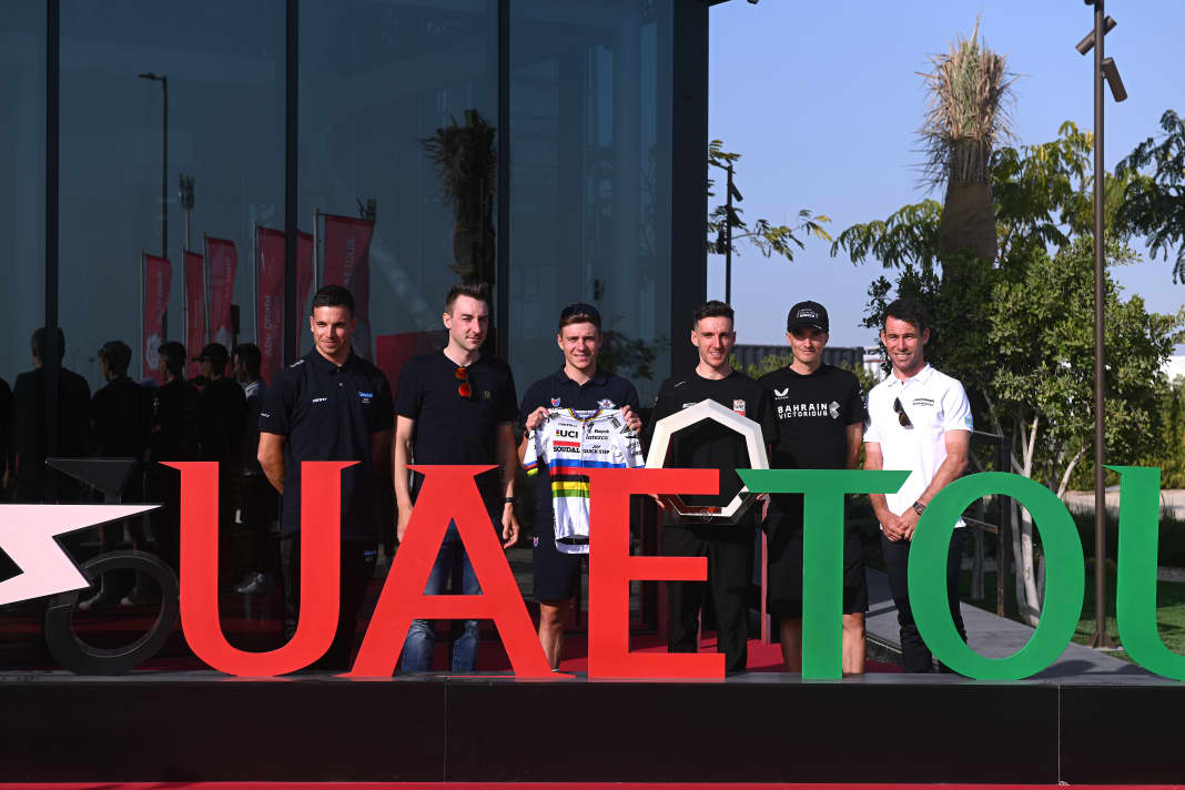 Die UAE Tour 2023 lockt einige Stars des Profi-Radsports an, wie hier zu sehen (von links nach rechts): Dylan Groenewegen, Elia Viviani, Remco Evenepoel, Adam Yates, Pello Bilbao und Mark Cavendish