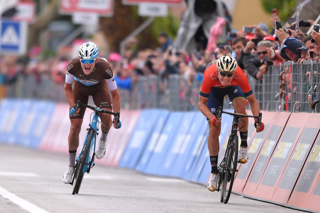 Giro d'Italia 2018: Nico Denz (links) wird auf der 10. Etappe im Sprint knapp von Matej Mohoric geschlagen