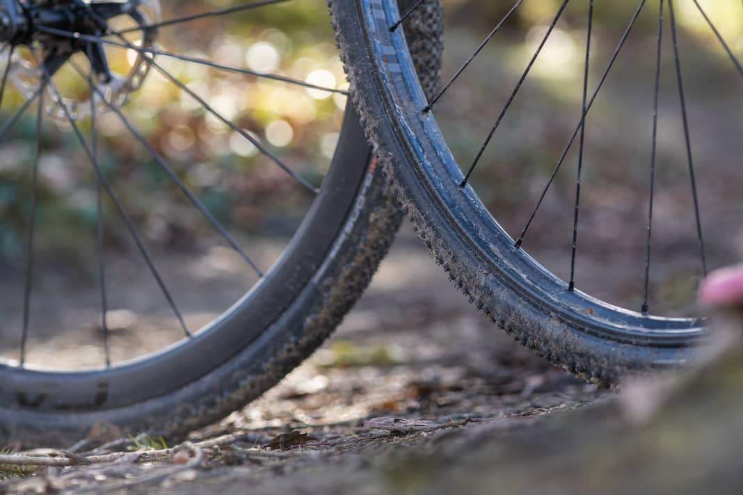 Rechts die Zipp-Laufräder, die besonders viel Komfort bieten sollen, links die klassischen Carbon-Laufräder mit breiteren Reifen