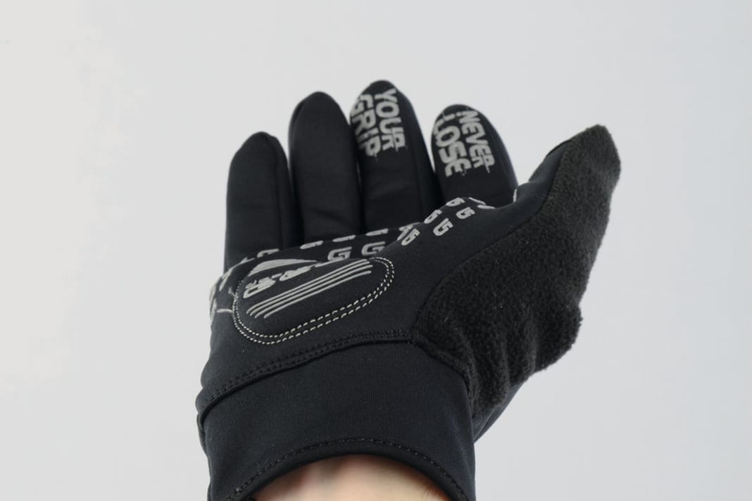 La taille du GripGrab est juste, sous des manches de veste courtes, ça tire.