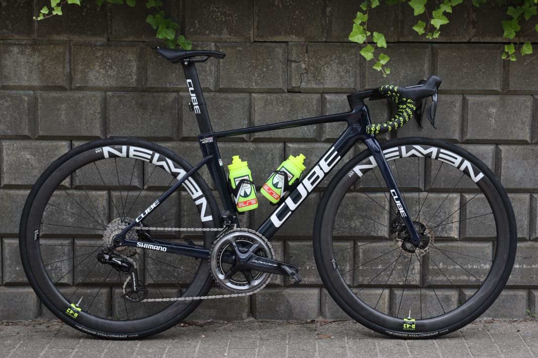 The unreleased Cube is called the Litening Air by the Intermarche mechanics. The frame of the lightweight model is said to weigh just 787 grams in size 54. In contrast to the Litening C:68X, which is also being used in the Tour de France, the tube shapes are less aerodynamic.