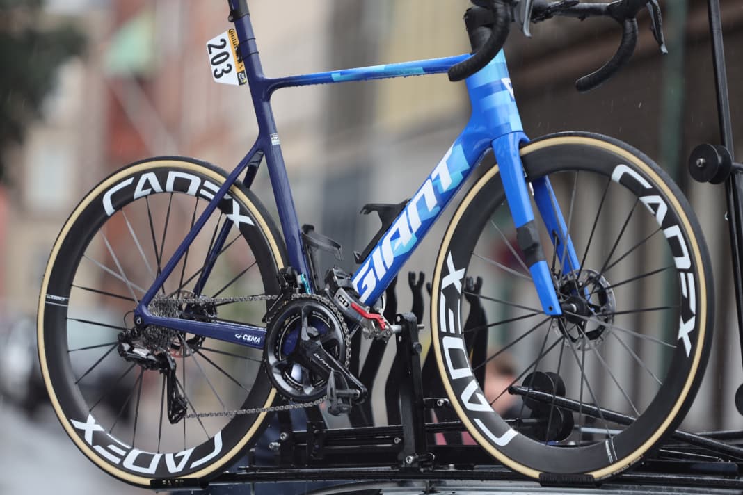 Vom Aero-Boliden zum Allrounder: Das Team BikeExchange-Jayco ist in Frankreich auf einem neuen Giant Propel unterwegs. Der Renner ist im Vergleich zum Vorgänger weniger aerodynamisch und dürfte deutlich leichter sein. Neu sind zudem die Laufräder von Cadex mit Carbon-Speichen.