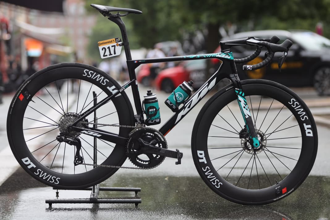 After the race premiere at the Dauphine, the B&B Hotels-KTM team is also using the new KTM Revelator Alto at the Tour. TOUR got the model from Pierre Rolland (France) in front of the lens. 