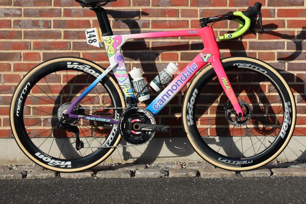 Auffälliger geht kaum: Das Cannondale SystemSix von Jonas Rutsch ist quietschbunt. Wie schon beim Giro d'Italia 2020 kooperiert der US-amerikanische Fahrradhersteller mit Rapha und Palace Skateboards und brachte diese Sonderkollektion heraus.