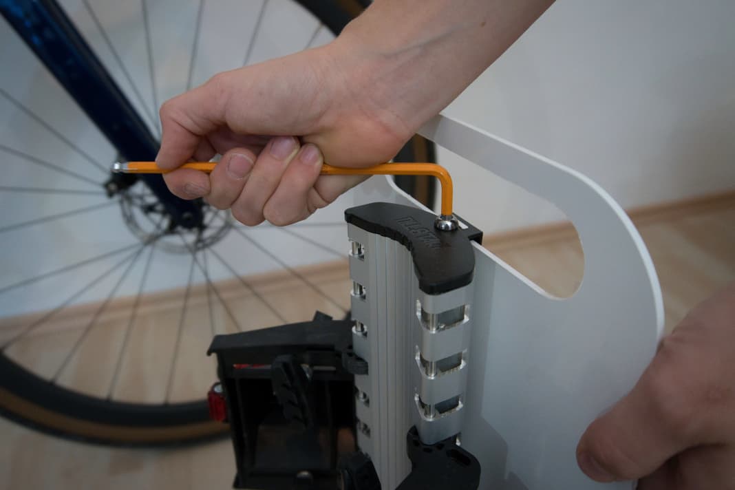 Im ersten Schritt wird die Schraube gelöst, um die Abdeckplatte abzunehmen.