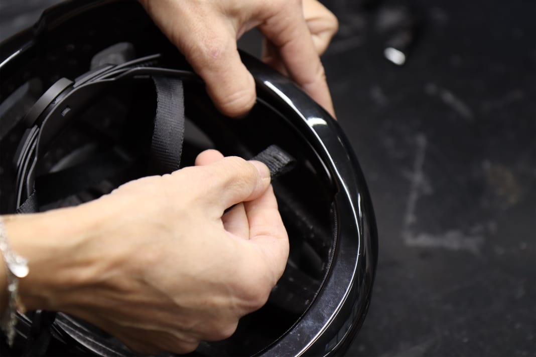 Ici, les sangles sont fixées dans le casque