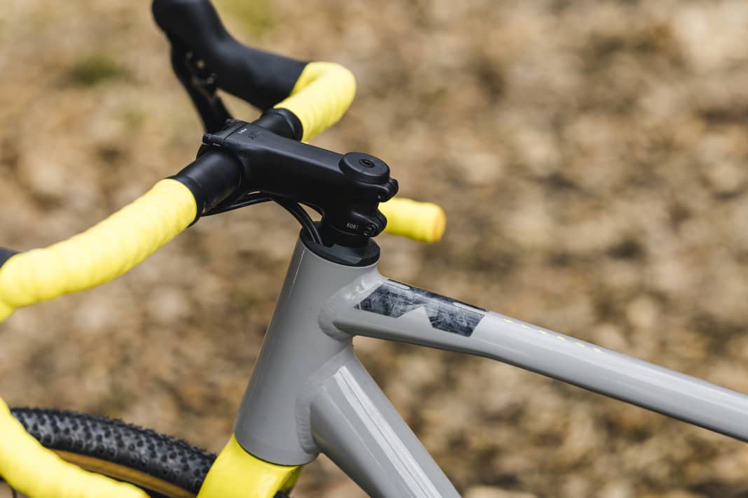 The cables are routed into the inside of the frame via the headset cap.