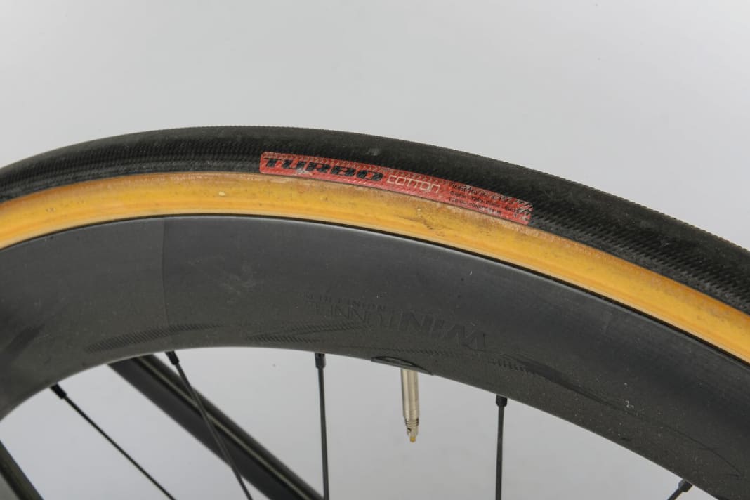 Die schnelle Specialized-Kombi spart im Vergleich zur günstigen fast 700 Gramm Gewicht und mehr als 10 Watt Aero-Leistung
