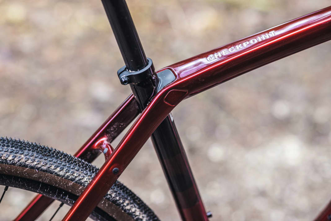 The IsoSpeed suspension between the seat tube and top tube absorbs shocks