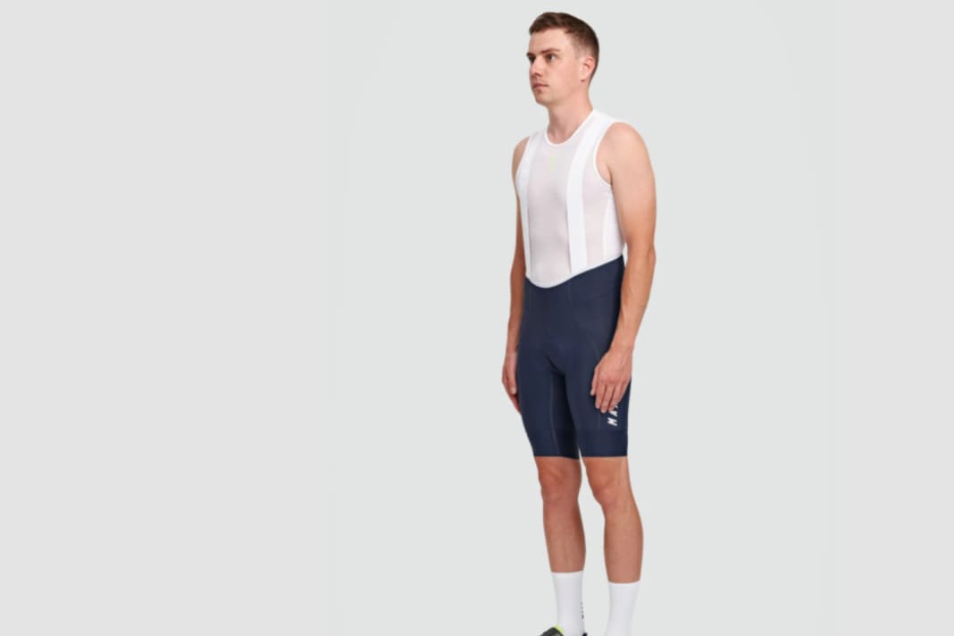 Viel Stoff: Die Team Bib Evo Hose von Maap sticht mit langen Abschlüssen, breiten Trägern und ein einem Bauchabschluss in Bauchnabelhöhe ins Auge.