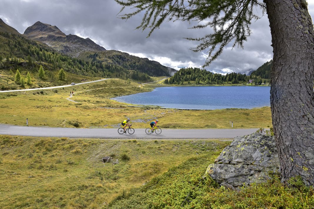 Kurz vorm Staller Sattel schlängelt sich die Straße um den malerischen Obersee