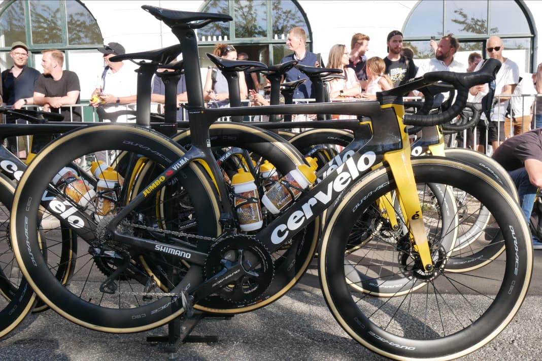The facelift of the Cervélo S5 was first spotted at the Tour of Valencia in February. The changes can be recognised above all by the flatter head tube. The aero bike from Jumbo-Visma is therefore likely to be even more streamlined than its predecessor.