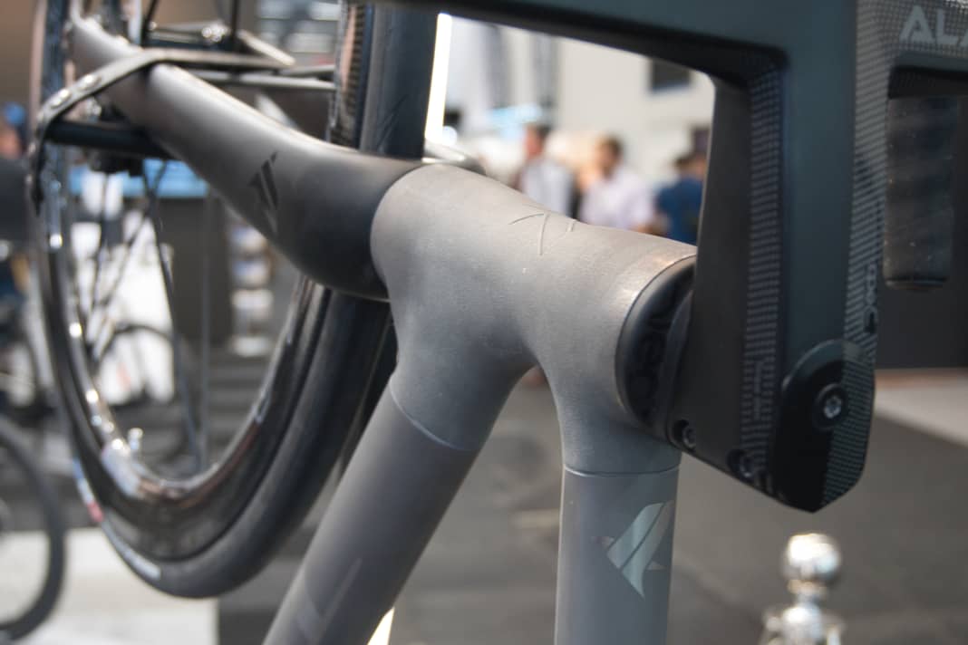 The sleeves come from the 3D printer and are glued to the pipes.