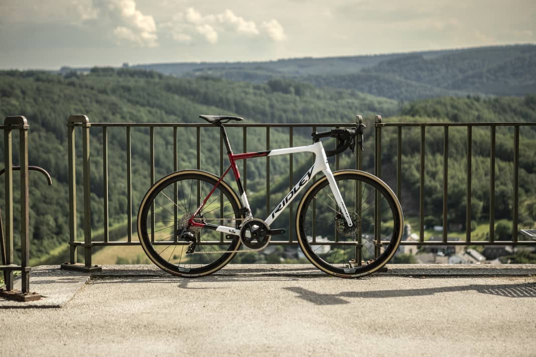The new Ridley Helium Disc is available in two colours: white/red and black/blue. |