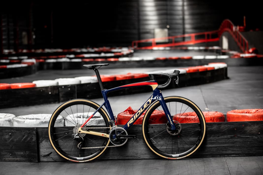 Ridley propose son nouveau vélo de course Noah Disc Aero en deux variantes de couleur. Les deux sont visibles dans notre galerie de photos avec les détails.