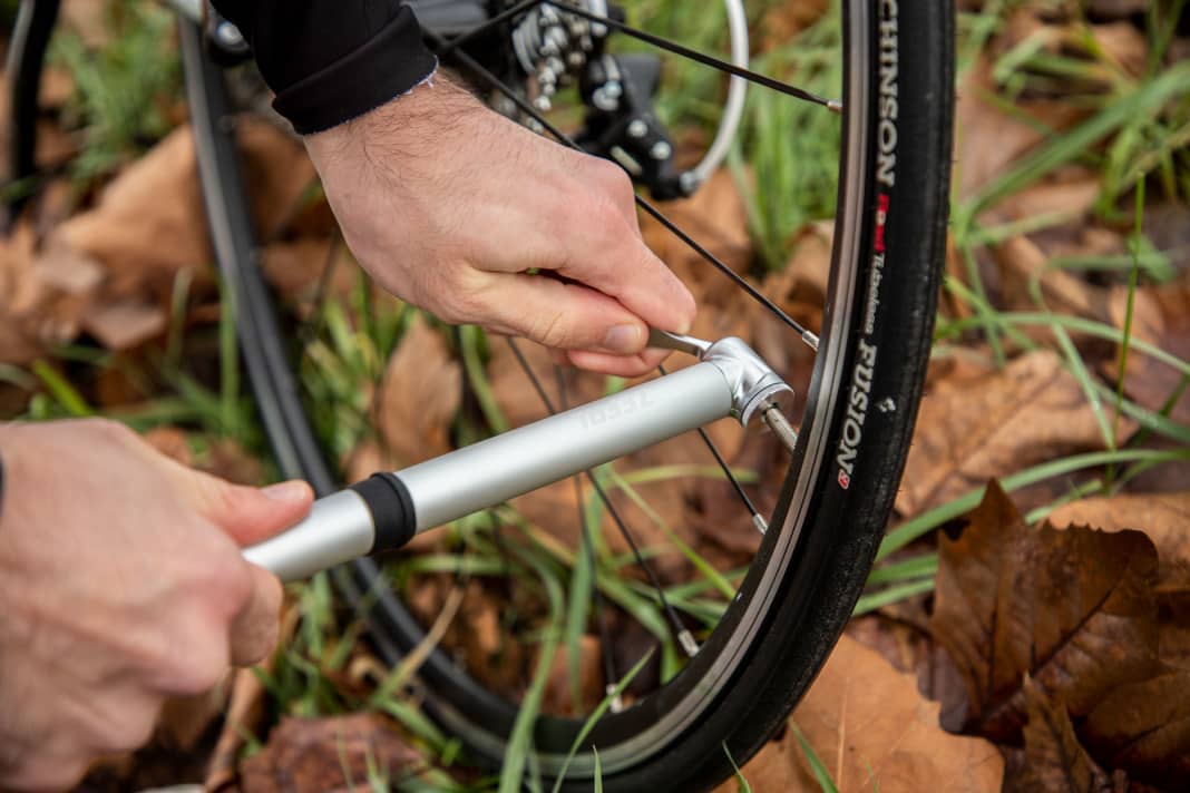 La nouvelle pompe Zéfal Road Mini pour vélo de course en action.