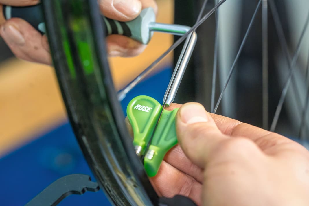 Wir zeigen in diesem Artikel, wie Sie selbst in der Heimwerkstatt ein Rennrad-Laufrad zentrieren. 