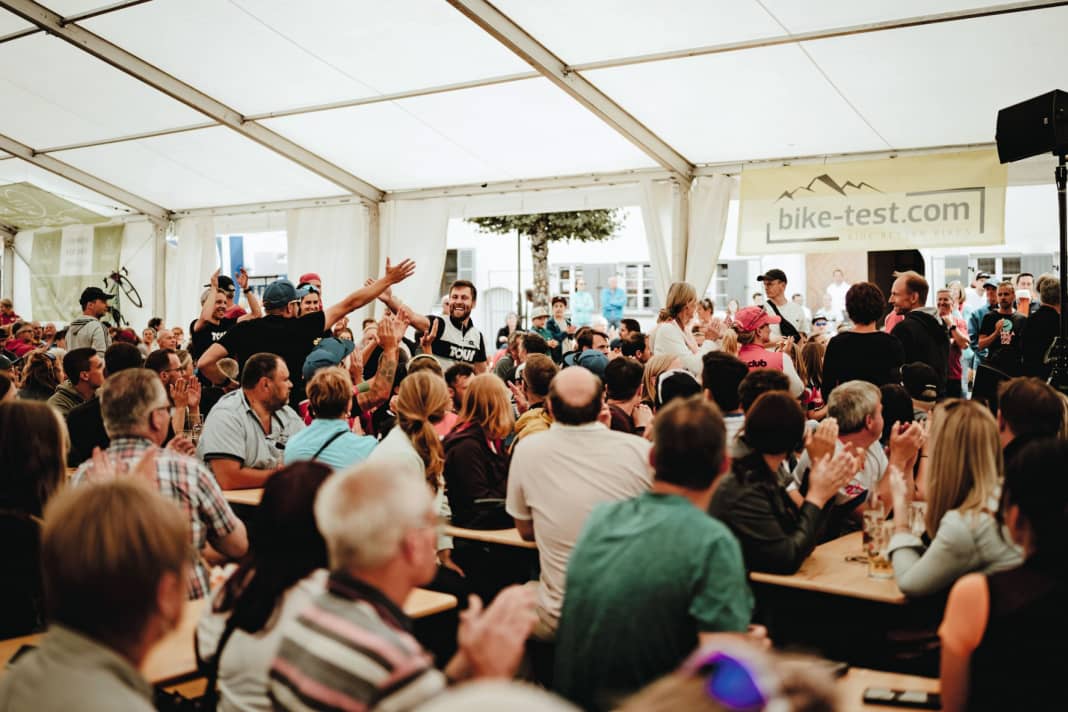L'équipe TOUR fête sa deuxième place dans une tente à bière pleine à craquer 