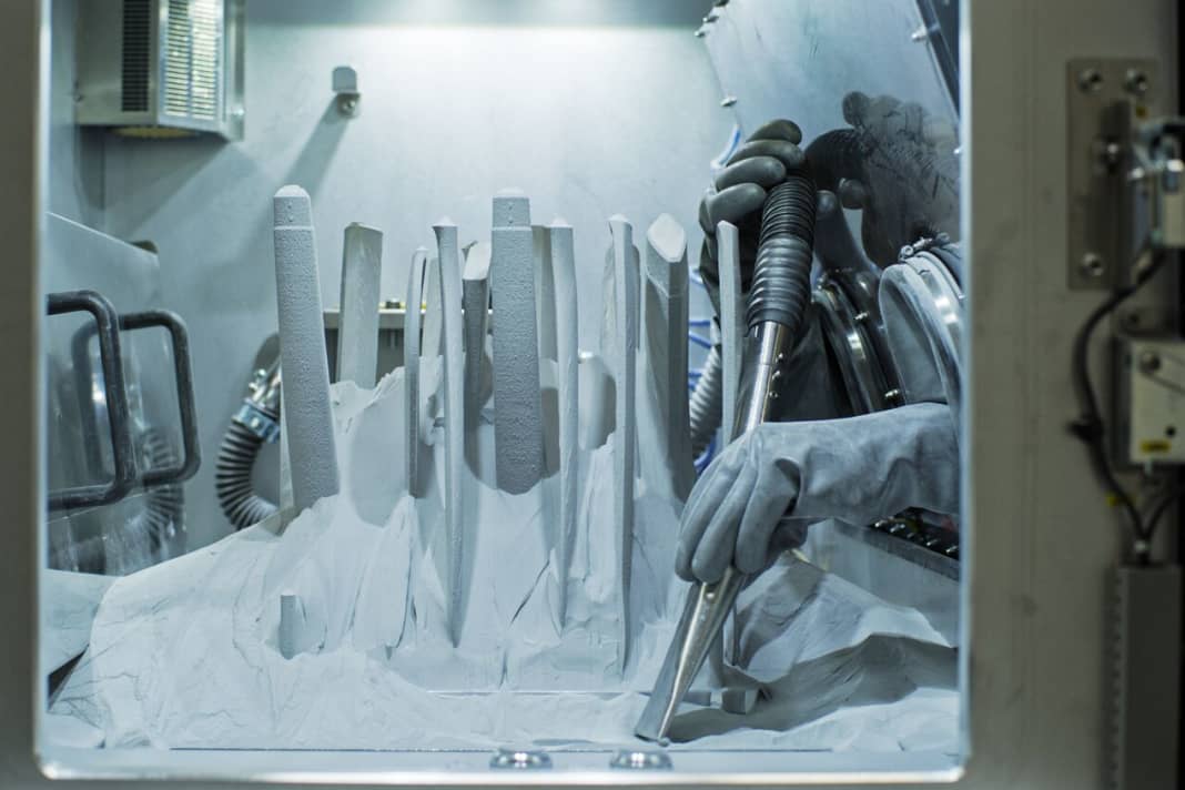 Nachdem das übrige Pulver entfernt ist, bleibt festes Metall übrig. Der Rahmen besteht aus fünf Teilen, die anschließend miteinander verklebt werden