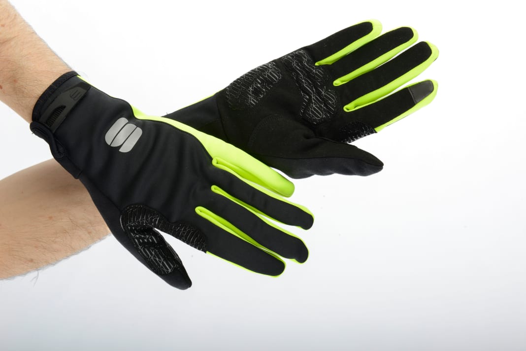 Wasser perlt vom Handrücken gut ab, die Innenhand bietet viel Grip 