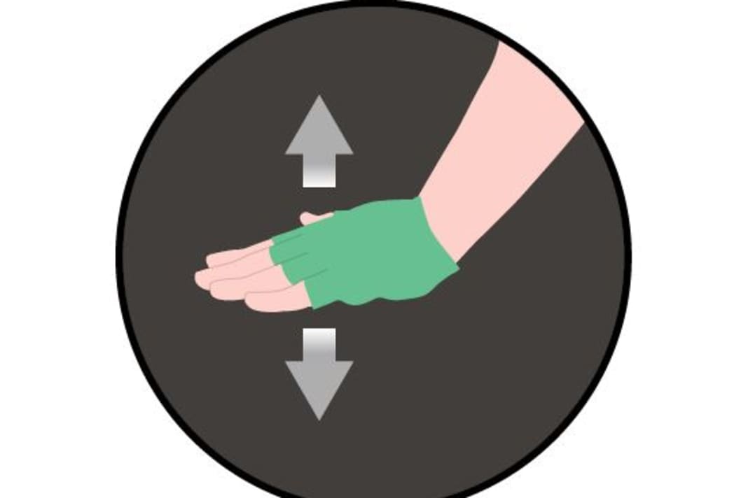 Die wichtigsten Handzeichen in der Rennrad-Gruppe: Tempo rausnehmen - Handfläche zeigt zum Boden, die Hand wippt auf und ab. 