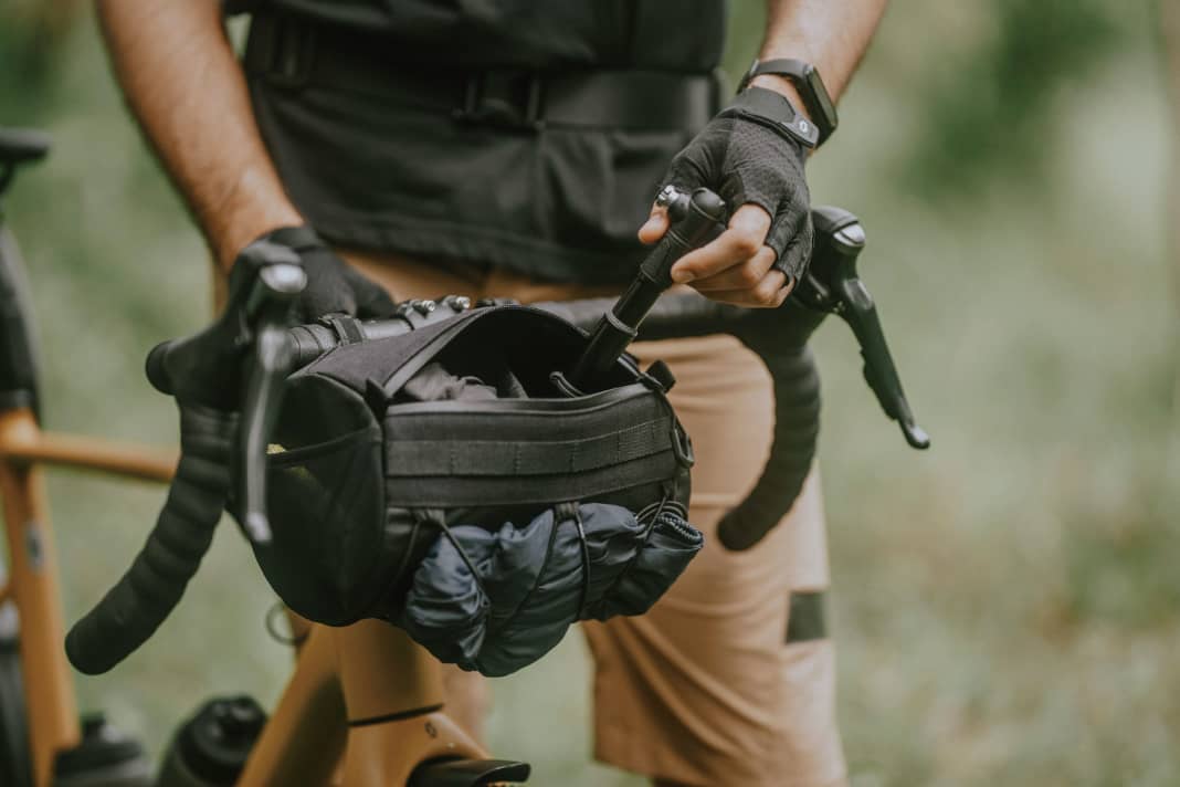 La sacoche de guidon permet de ranger rapidement les éléments les plus divers de l'équipement.
