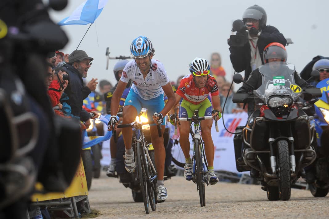 Vuelta 2010 : Lors de la 17ème étape, Nibali reprend le maillot rouge à Joaquin Rodriguez et ne le lâchera plus jusqu'à Madrid. L'avant-dernier jour, dans l'ascension de la Bola del Mundo, le coureur alors âgé de 25 ans livre un duel saisissant avec Ezequiel Mosquera, dont la deuxième place au classement général sera annulée par la suite.