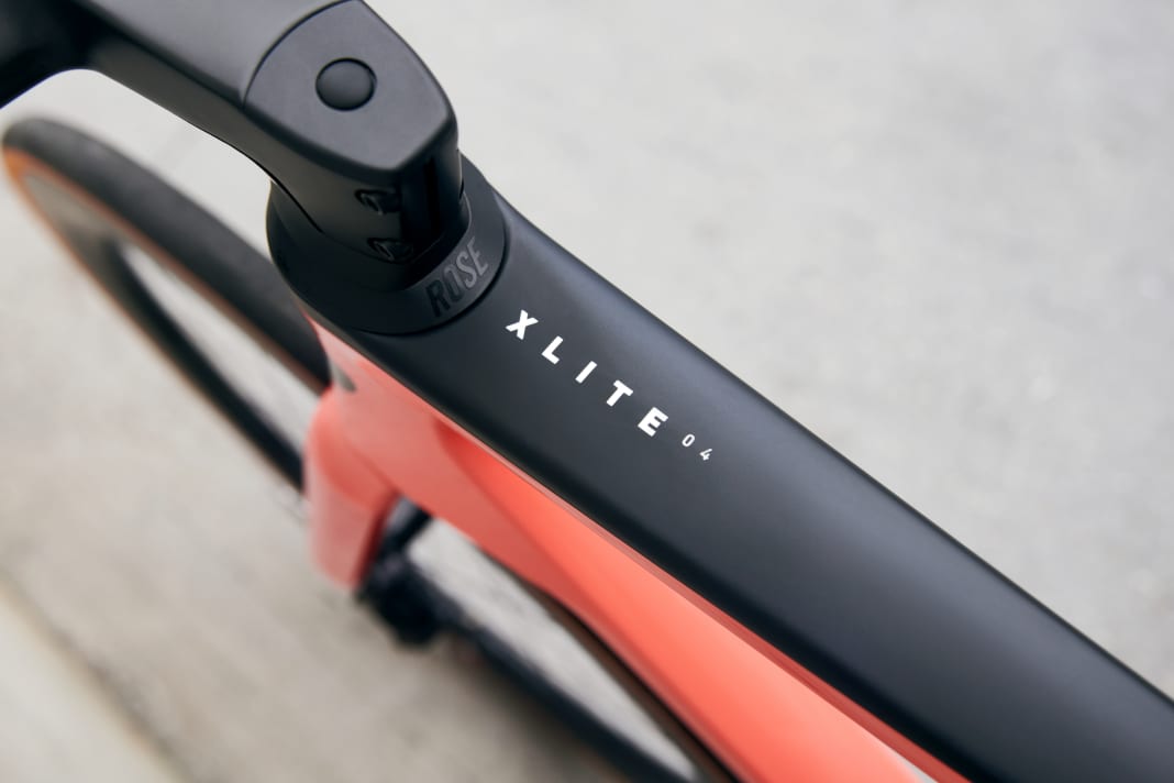Le cadre en carbone est la pièce maîtresse de la nouvelle machine de course de Rose : la société de Bocholt annonce un poids d'environ 825 grammes pour le XLite 06, le cadre du XLite 04 devrait également être encore inférieur à un kilogramme.