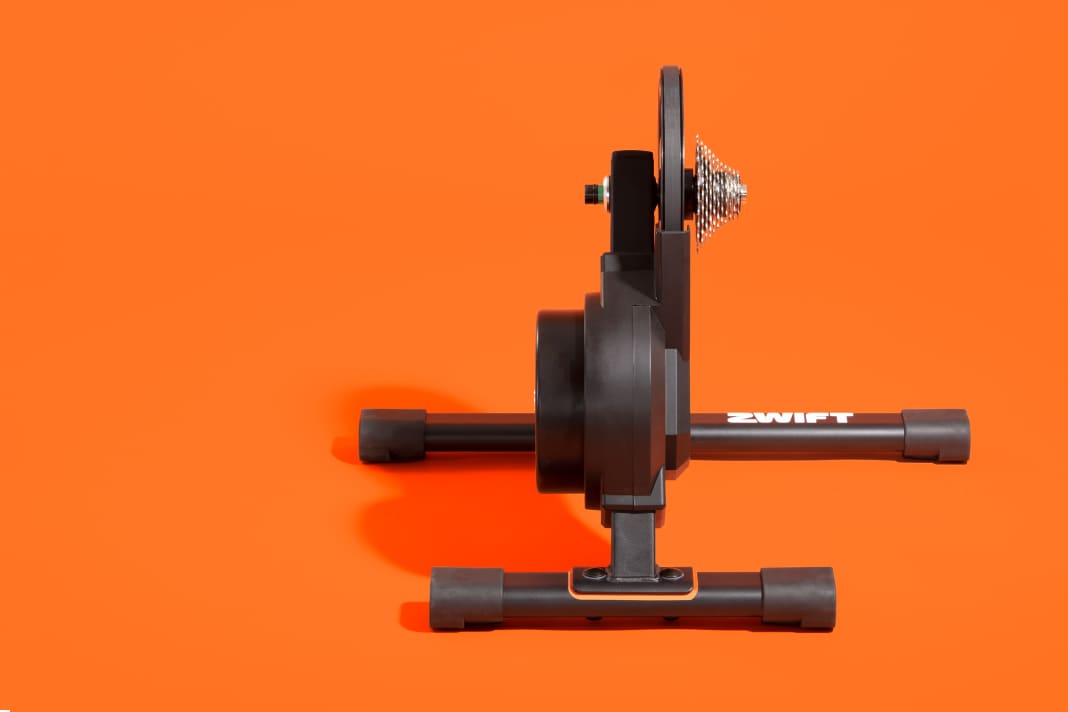 Relativ kompakt fällt der Zwift-Rollentrainer aus.