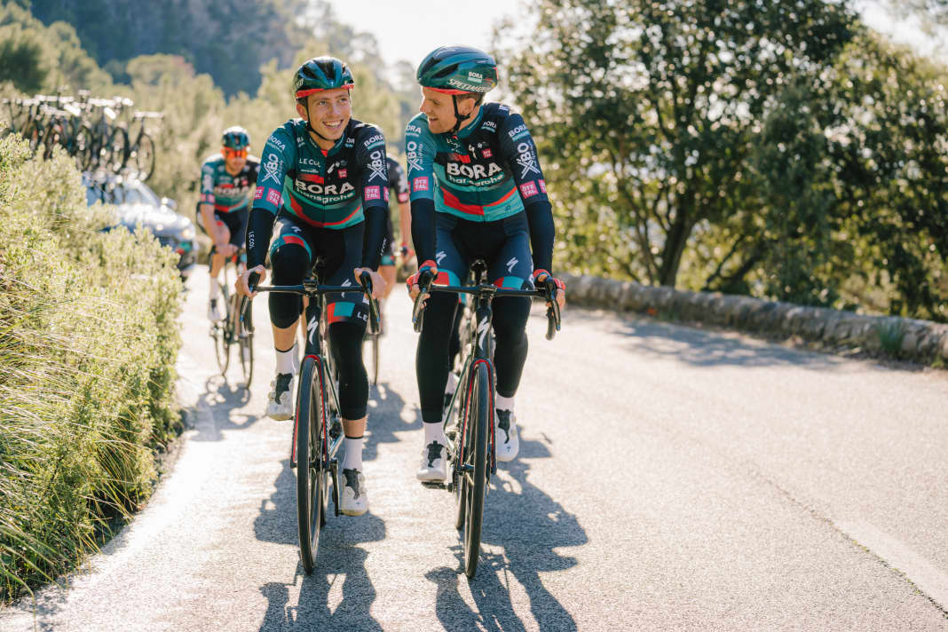 Das Team Bora-Hansgrohe mit dem neuen Trikot für 2023. Es haben sich nur Kleinigkeiten geändert