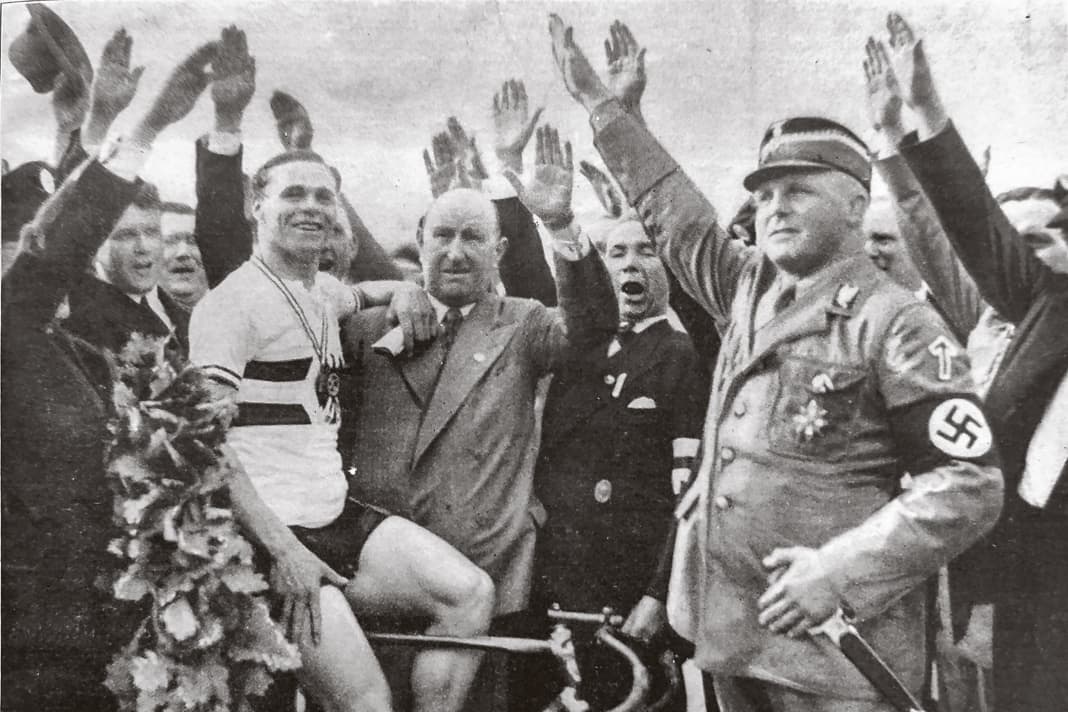 Ohne Gruß: Albert Richter gewinnt die Deutschen Meisterschaften 1934 in Hannover. Claqueure und NS-Schergen heben den Arm zum Hitler-Gruß, Richter verweigert. Er ­starb unter mysteriösen Umständen 1940 in ­einem Gefängnis der ­Gestapo.