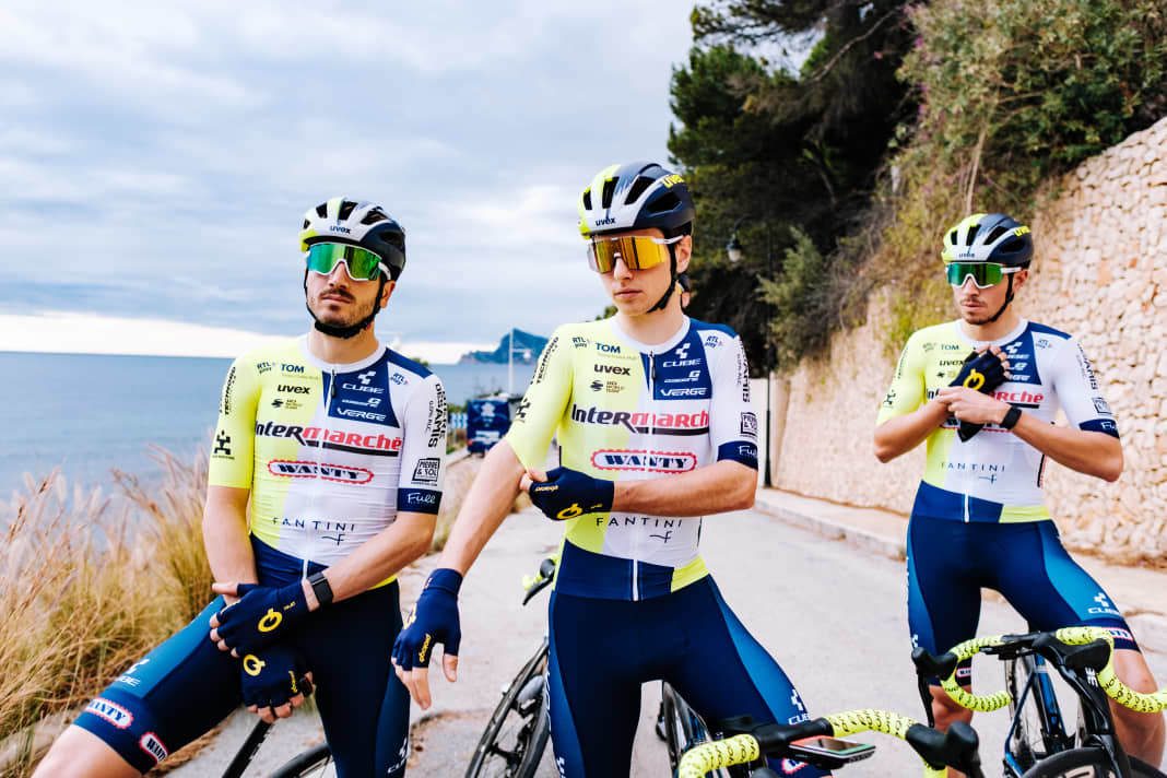 Die Fahrer von Intermarche-Wanty zeigen das neue Trikot für 2024