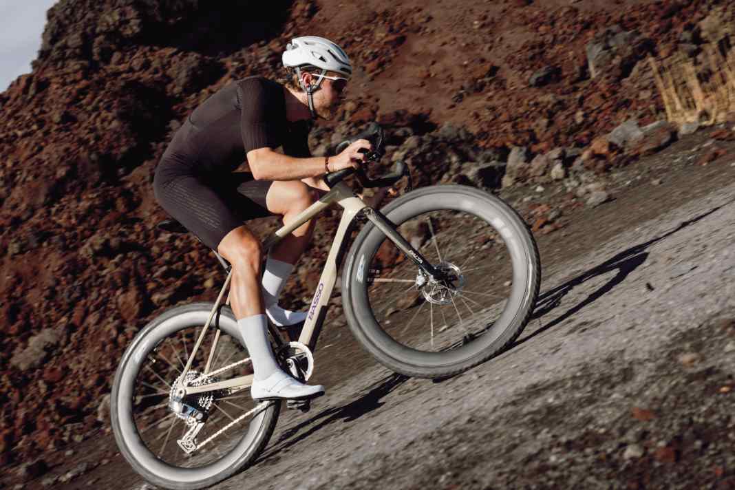 Das neue Palta III von Basso will Rennambitionen mit Abenteuertauglichkeit vereinen. TOUR hat das Gravelbike der Italiener bereits getestet.