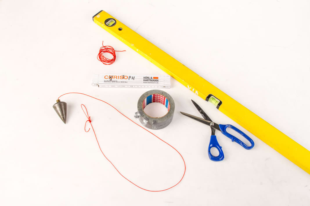 Outils nécessaires : mètre pliant ou ruban à mesurer, fil à plomb sur fil, fil, niveau à bulle, ruban adhésif, ciseaux.